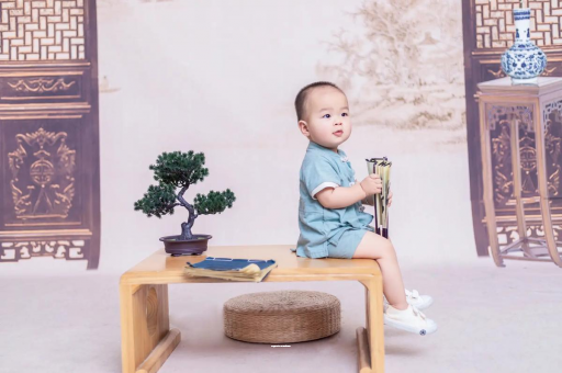 丹东宝宝眼睛肿是什么原因